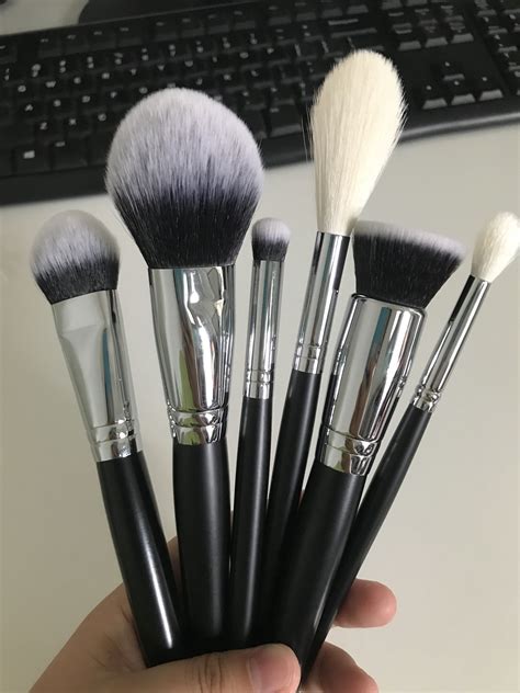 Luxury Makeup Brushes & Sponges .